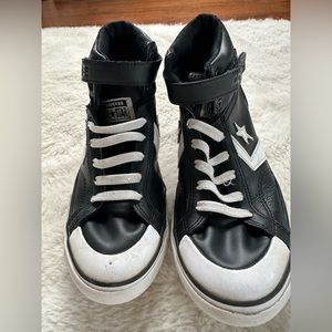 Boys size 6 black and white all star converse high top sneakers